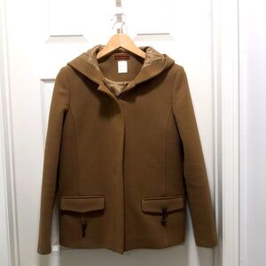 Wool-Blend Short Coat

Classic short coat in our soft wool-blend